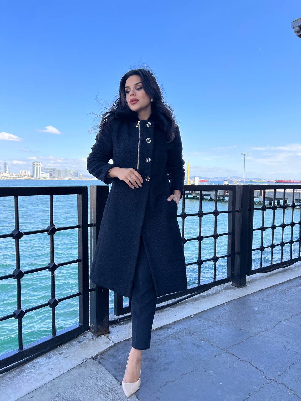 معطف أسود بأزرار